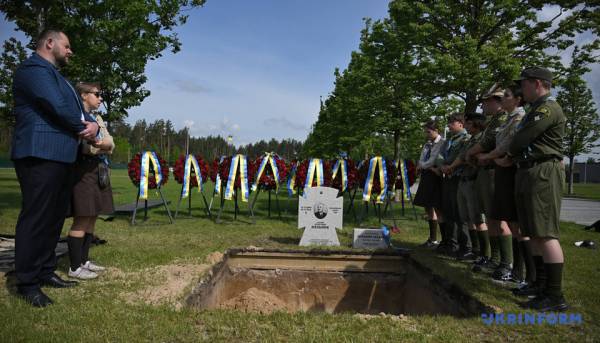 Лідера ОУН Андрія Мельника та його дружину перепоховали на Національному військовому меморіалі. 24 Лідера ОУН Андрія Мельника та його дружину перепоховали на Національному військовому меморіалі. 24