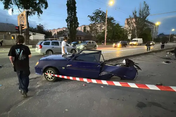 Водій у Дніпрі врізався в зупинку з людьми: є загиблий 11