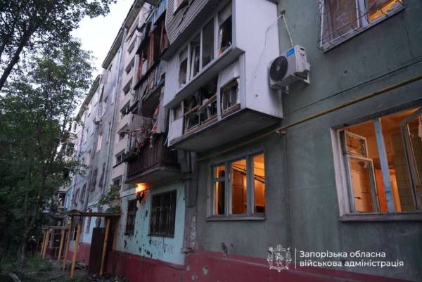 Ворог завдав удару по житловому будинку в Запоріжжі: припинено подачу газу, є жертви 18 Ворог завдав удару по житловому будинку в Запоріжжі: припинено подачу газу, є жертви 18