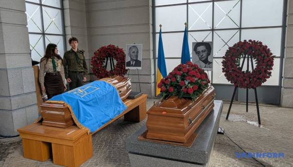 Люксембург передав Україні останки Андрія Мельника, лідера ОУН, та його дружини для подальшого перепоховання. 19 Люксембург передав Україні останки Андрія Мельника, лідера ОУН, та його дружини для подальшого перепоховання. 19