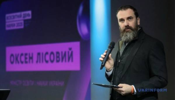 Освітній персонал очікує підвищення заробітної плати з 1 вересня, на що виділено понад 60 мільярдів гривень, повідомив Лісовий. 2