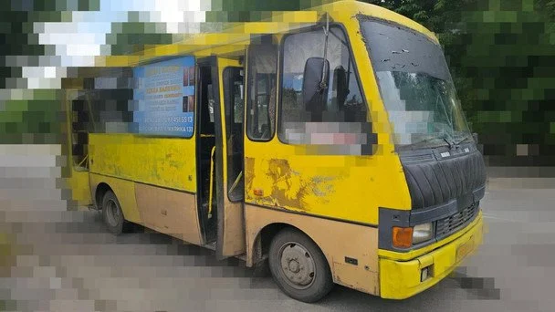 Атака безпілотників на маршрутку в Херсоні. / © Херсонська ОВА