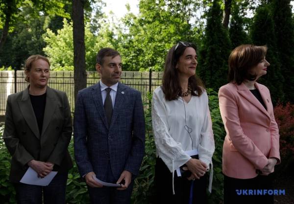 У Міністерстві закордонних справ презентували експозицію «Побачені, почуті, захищені» з нагоди Міжнародного дня біженців. 26
