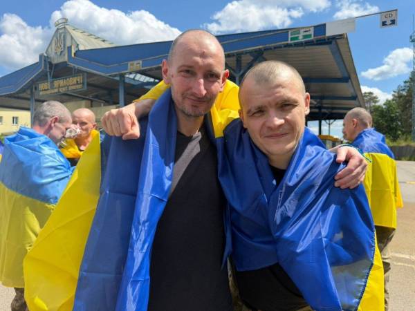 Сльози на очах і перші слова на батьківщині: зворушливі кадри повернення оборонців із полону 21