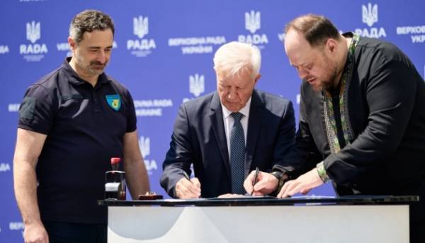 До тридцятиріччя Основного Закону України презентовано особливий поштовий&hellip;