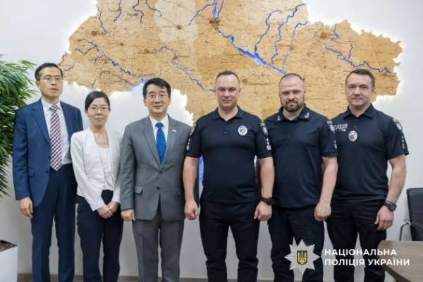 Корейська сторона надала Національній поліції 60 пікапів для виконання службових обов'язків в умовах воєнного стану. 13