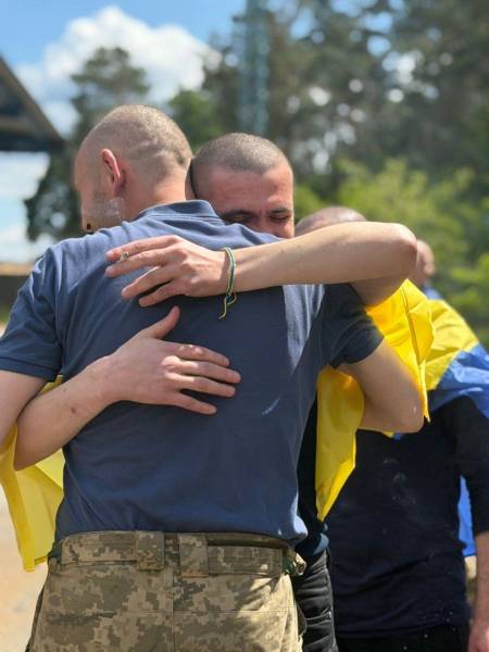 Сльози на очах і перші слова на батьківщині: зворушливі кадри повернення оборонців із полону 20