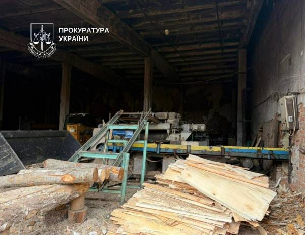 Шукали людей для рабства біля вокзалів: у Києві четверо зловмисників тримали людей у трудовому рабстві 22 Шукали людей для рабства біля вокзалів: у Києві четверо зловмисників тримали людей у трудовому рабстві 22