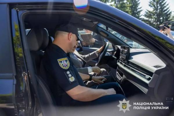 Корейська сторона надала Національній поліції 60 пікапів для виконання службових обов'язків в умовах воєнного стану. 10