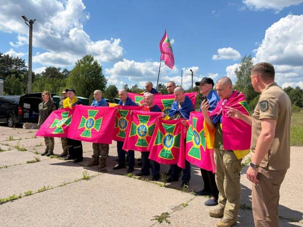 Сльози на очах і перші слова на батьківщині: зворушливі кадри повернення оборонців із полону 26