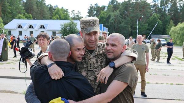 Україна повернула 160 військових з російського полону 55 Україна повернула 160 військових з російського полону 55