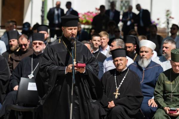 Подружжя Зеленських взяло участь у спільній молитві за Україну у Києво-Печерській лаврі 8