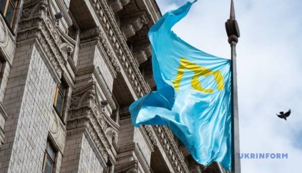 В Украине отмечают День крымскотатарского флага 13