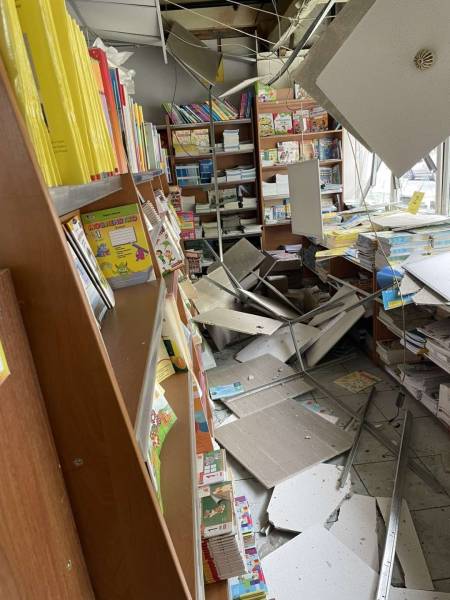 У Києві від російської атаки постраждала книжкова крамниця видавництва «Ранок». 4