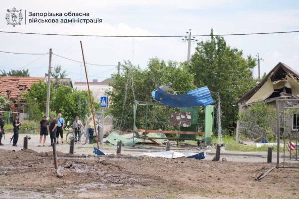 Росіяни з цинізмом завдали удару по селищу неподалік Запоріжжя: є загиблі, збільшилася кількість поранених 13
