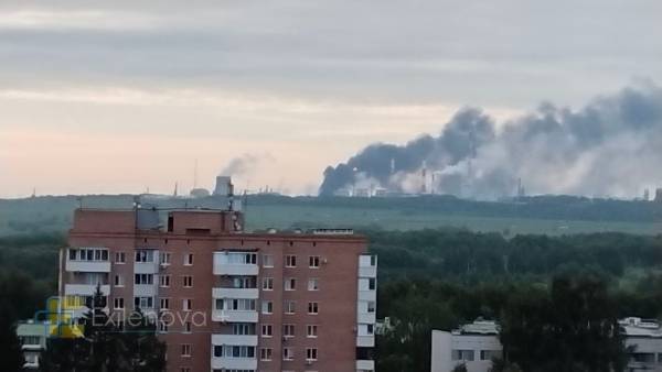 На світанку безпілотники атакували Татарстан: там спалахнула потужна пожежа на надзвичайно значущому для Росії об'єкті 19 На світанку безпілотники атакували Татарстан: там спалахнула потужна пожежа на надзвичайно значущому для Росії об'єкті 19