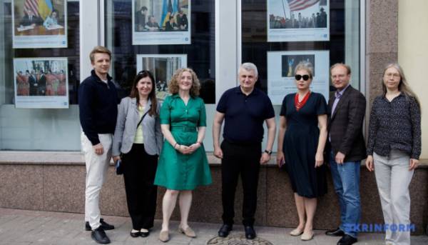 Укрінформ спільно з американським посольством презентував фотовиставку, присвячену 250-річчю незалежності Сполучених Штатів. 5 Укрінформ спільно з американським посольством презентував фотовиставку, присвячену 250-річчю незалежності Сполучених Штатів. 5