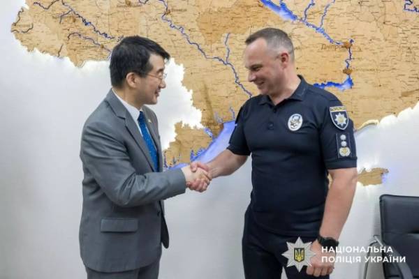 Корейська сторона надала Національній поліції 60 пікапів для виконання службових обов'язків в умовах воєнного стану. 12