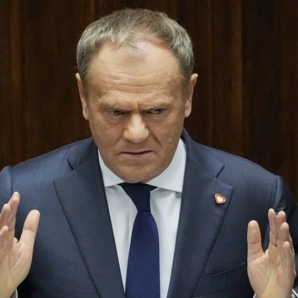 Туск гостро відгукнувся на постанову Навроцького про орден Зеленського: його слова