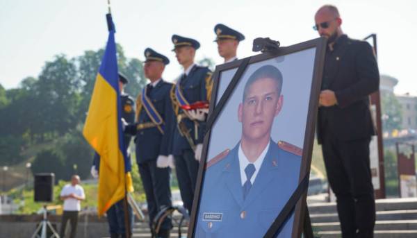 Прощання з пілотом та штурманом, які загинули в авіакатастрофі Су-24М на Хмельницькій землі 12 Прощання з пілотом та штурманом, які загинули в авіакатастрофі Су-24М на Хмельницькій землі 12