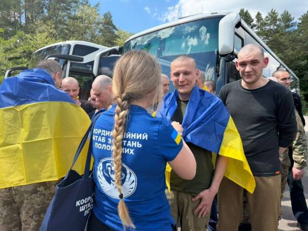 Сльози на очах і перші слова на батьківщині: зворушливі кадри повернення оборонців із полону 22