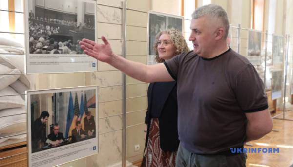 Фотовиставка Укрінформу та посольства Сполучених Штатів відкрилася в Раді до 250-річчя незалежності США. 18 Фотовиставка Укрінформу та посольства Сполучених Штатів відкрилася в Раді до 250-річчя незалежності США. 18