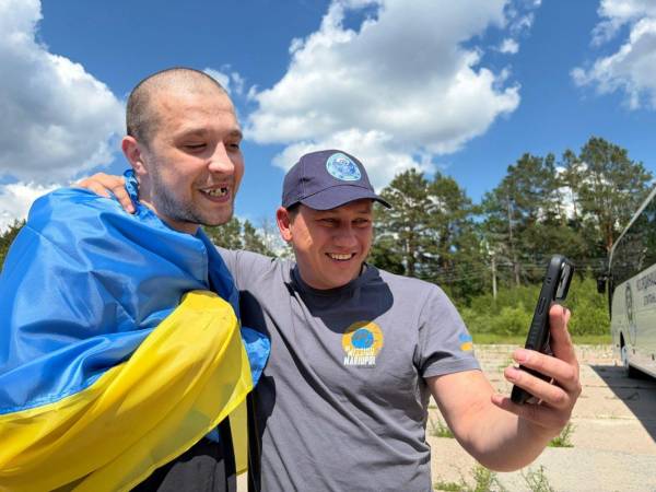Сльози на очах і перші слова на батьківщині: зворушливі кадри повернення оборонців із полону 24