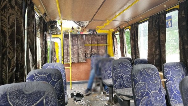 Атака безпілотників на маршрутку в Херсоні. / © Херсонська ОВА