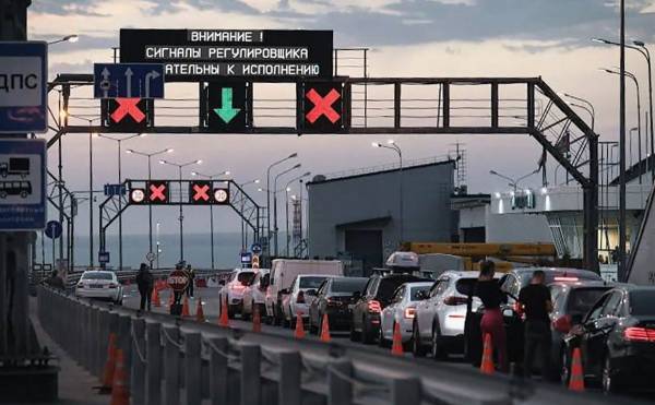 На Кримському мосту утворилися значні затори не випадково: існує декілька причин. 3 На Кримському мосту утворилися значні затори не випадково: існує декілька причин. 3