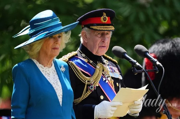 У бірюзовій сукні з мереживом на грудях: блискуча королева Камілла на параді в Лондоні 11 Королева Камілла і король Чарльз III / © Associated Press