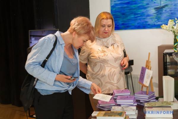 У столиці України представили колекцію висловів та роздумів «100 дещо незвичних думок». 13 У столиці України представили колекцію висловів та роздумів «100 дещо незвичних думок». 13
