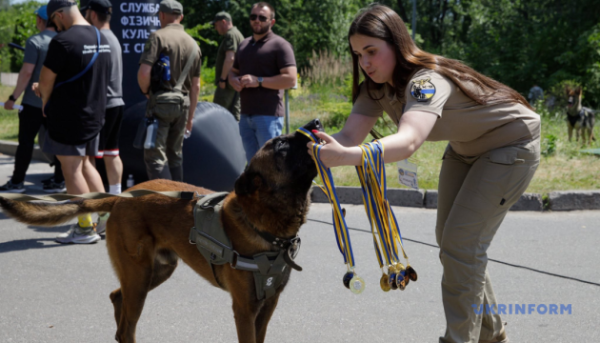 Київ став ареною для першого військового забігу зі службовими собаками, під час якого було встановлено рекорд України. 11