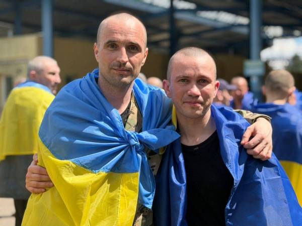 Сльози на очах і перші слова на батьківщині: зворушливі кадри повернення оборонців із полону 18