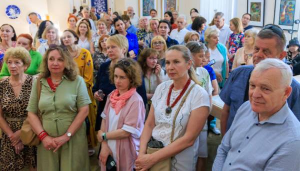 У столиці презентували експозицію «Мир небу і землі. Порцелянова симфонія родини Трегубових» 8 У столиці презентували експозицію «Мир небу і землі. Порцелянова симфонія родини Трегубових» 8