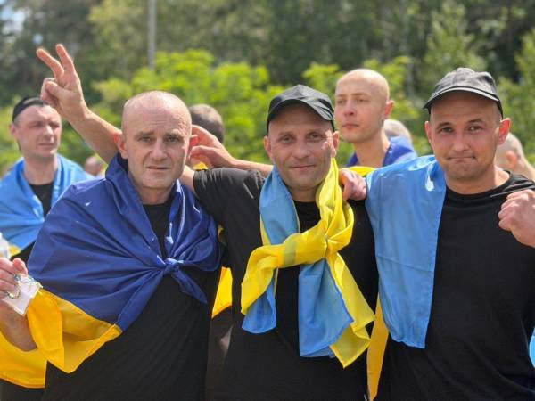 Сльози на очах і перші слова на батьківщині: зворушливі кадри повернення оборонців із полону 17