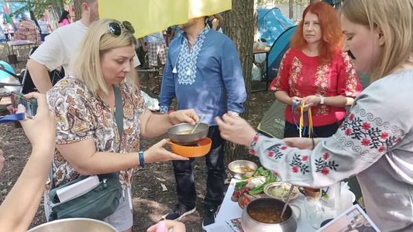 Протягом сезону варто вжити 12 тарілок козацького борщу. 13 Протягом сезону варто вжити 12 тарілок козацького борщу. 13