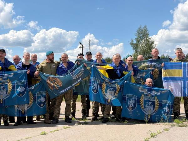 Сльози на очах і перші слова на батьківщині: зворушливі кадри повернення оборонців із полону 23