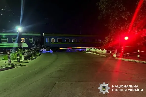 На Хмельниччині двоє осіб потрапили під потяг. 9