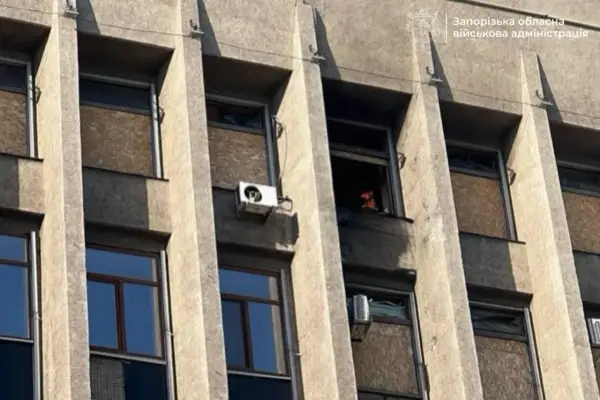 Російські війська протягом дня обстрілювали Запоріжжя: влучили в автобус і будівлю обласної військової адміністрації 17 Російські війська протягом дня обстрілювали Запоріжжя: влучили в автобус і будівлю обласної військової адміністрації 17