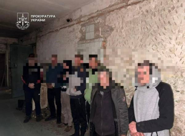 Шукали людей для рабства біля вокзалів: у Києві четверо зловмисників тримали людей у трудовому рабстві 21 Шукали людей для рабства біля вокзалів: у Києві четверо зловмисників тримали людей у трудовому рабстві 21