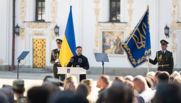 Президент України Володимир Зеленський відзначив державними нагородами та присвоїв почесні звання 198 українцям, п'ять з яких - посмертно. 14