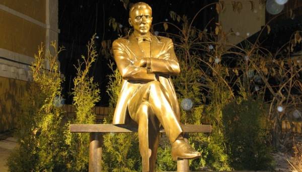 Пам'ятник Булгакову прибрали з Києва 2 Пам'ятник Булгакову прибрали з Києва 2