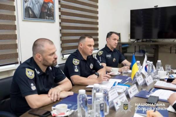 Корейська сторона надала Національній поліції 60 пікапів для виконання службових обов'язків в умовах воєнного стану. 15
