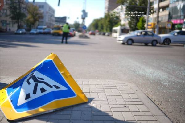 Російські війська протягом дня обстрілювали Запоріжжя: влучили в автобус і будівлю обласної військової адміністрації 14 Російські війська протягом дня обстрілювали Запоріжжя: влучили в автобус і будівлю обласної військової адміністрації 14