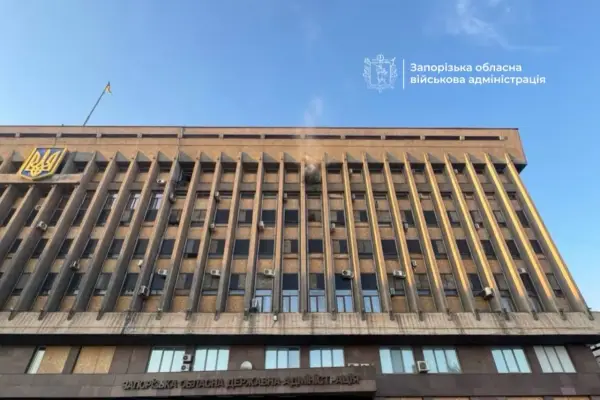 Російські війська протягом дня обстрілювали Запоріжжя: влучили в автобус і будівлю обласної військової адміністрації 18 Російські війська протягом дня обстрілювали Запоріжжя: влучили в автобус і будівлю обласної військової адміністрації 18
