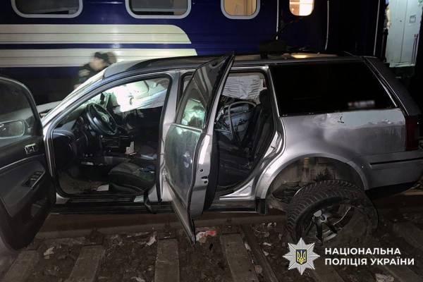 На Хмельниччині двоє осіб потрапили під потяг. 3