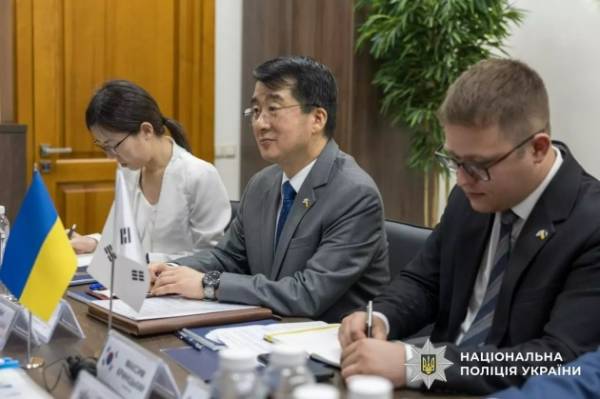 Корейська сторона надала Національній поліції 60 пікапів для виконання службових обов'язків в умовах воєнного стану. 16