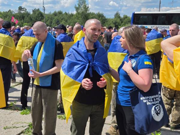 Сльози на очах і перші слова на батьківщині: зворушливі кадри повернення оборонців із полону 25