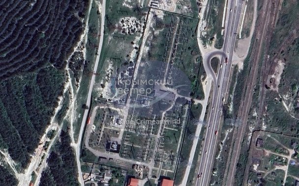 Вибухи в Криму: Севастополь занурився в темряву, палають теплоелектростанції та військові об'єкти, "керівництво" виступило із заявою (фото, відео) 4 Після серії "прильотів" Крим охопили пожежі. / © Крымский ветер