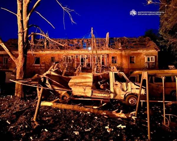 Дітей витягли з-під уламків у Дніпрі: кількість загиблих після російської атаки збільшується 24 Дітей витягли з-під уламків у Дніпрі: кількість загиблих після російської атаки збільшується 24